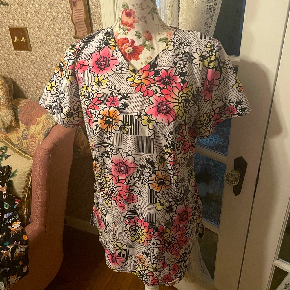 Floral ombre plaid/abstract scrub top